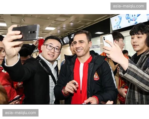 赫罗纳训练基地开放日,数百名小球迷与球员互动合影 赫罗纳训练基地开放日,数百名小球迷与球员互动合影