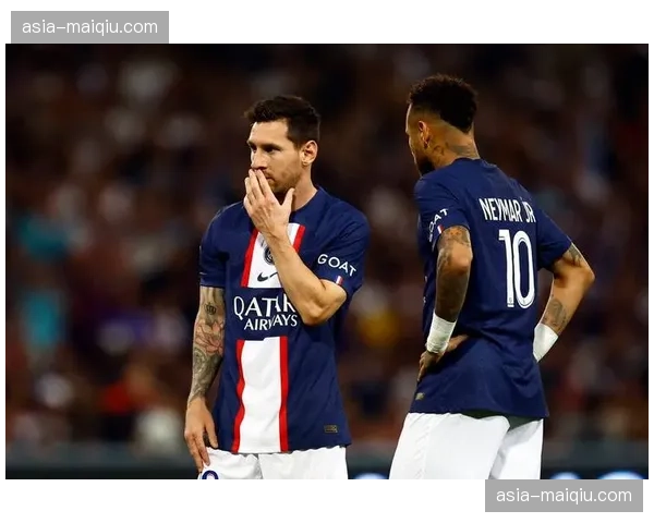 镜头记录:巴黎圣日耳曼比赛中段变阵4-2-4,姆巴佩位置前提 镜头记录:巴黎圣日耳曼比赛中段变阵4-2-4,姆巴佩位置前提