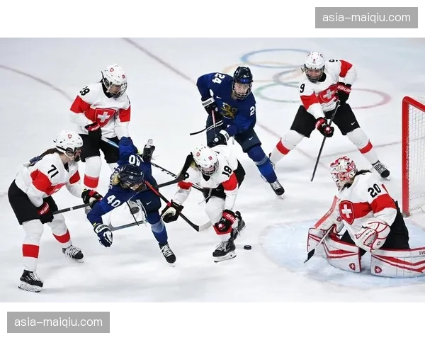 比赛因观众席突发医疗事件暂停15分钟,医护人员及时施救,球员与观众共同鼓掌致敬